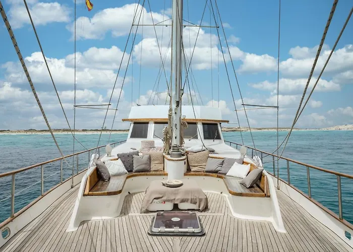Spacious Yacht Hotel Barcelona City Center 5 Cabins