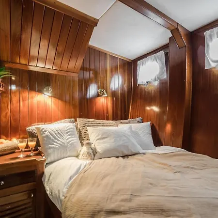 Spacious Yacht Hotel Barcelona City Center 5 Cabins Exterior foto
