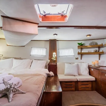 Spacious Yacht Hotel Barcelona City Center 5 Cabins Exterior foto