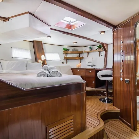 Spacious Yacht Hotel Barcelona City Center 5 Cabins Exterior foto