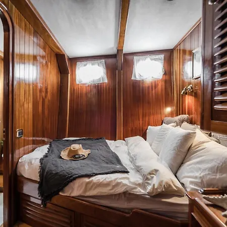 Spacious Yacht Hotel Barcelona City Center 5 Cabins Exterior foto