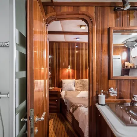 Spacious Yacht Hotel Barcelona City Center 5 Cabins Exterior foto