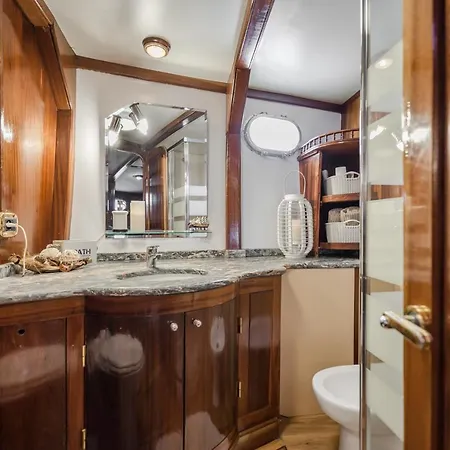 Spacious Yacht Hotel Barcelona City Center 5 Cabins Exterior foto