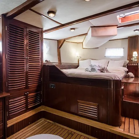 Spacious Yacht Hotel Barcelona City Center 5 Cabins Exterior foto