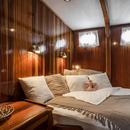 Spacious Yacht Hotel Barcelona City Center 5 Cabins Exterior foto
