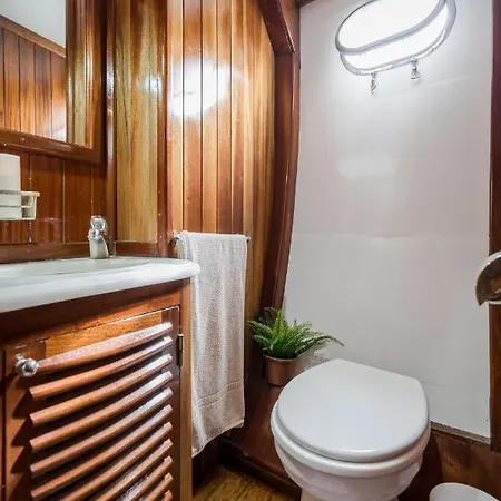 Spacious Yacht Hotel Barcelona City Center 5 Cabins Exterior foto