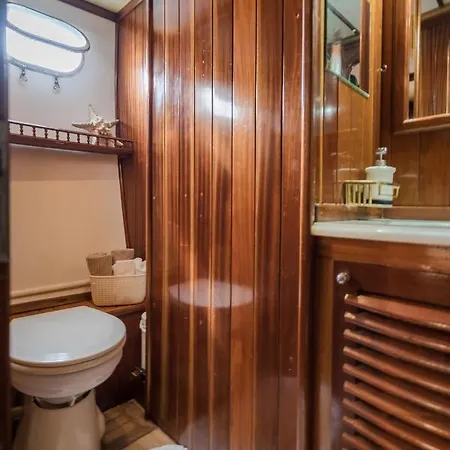 Spacious Yacht Hotel Barcelona City Center 5 Cabins Exterior foto