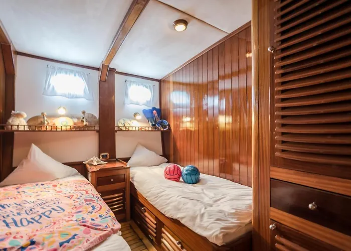 Spacious Yacht Hotel Barcelona City Center 5 Cabins
