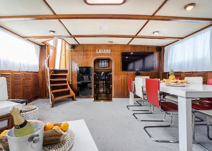 Spacious Yacht Hotel Barcelona City Center 5 Cabins